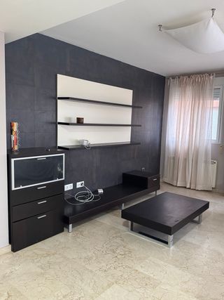 Muebles de salón madera y cristal.