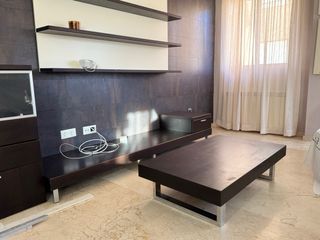 Muebles de salón madera y cristal.