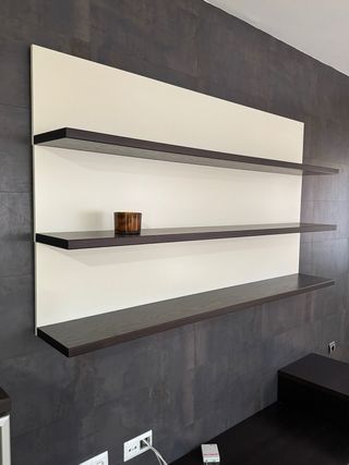 Muebles de salón madera y cristal.