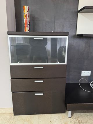 Muebles de salón madera y cristal.