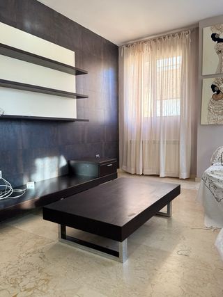 Muebles de salón madera y cristal.