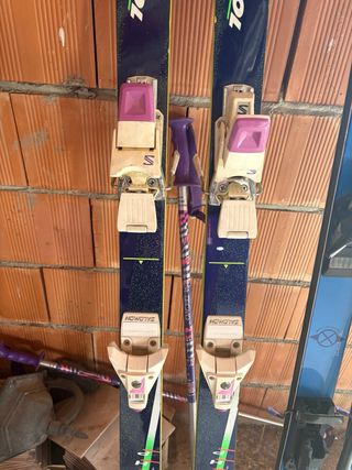 Sci Rossignol e Atomic con bastoncini