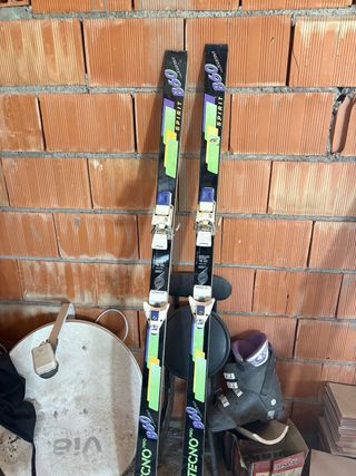 Sci Rossignol e Atomic con bastoncini