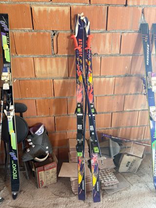 Sci Rossignol e Atomic con bastoncini