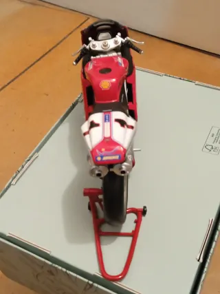 Maqueta Moto Ducati + Foto de Troy Bayliss
