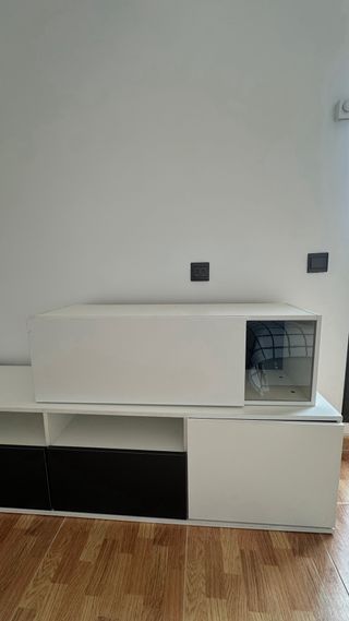 Mueble de salón blanco y negro