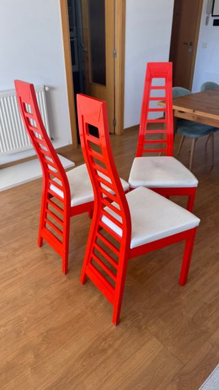 Sillas rojas y blancas de madera