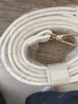 Bolso de mano beige y blanco