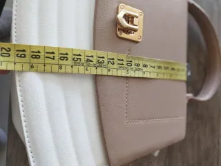 Bolso de mano beige y blanco