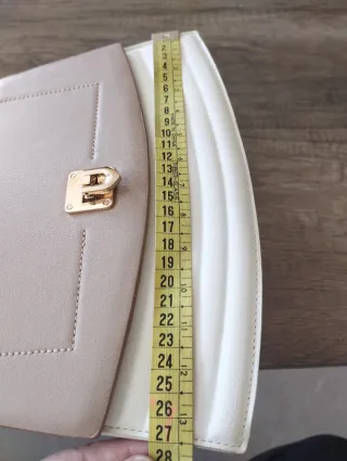 Bolso de mano beige y blanco