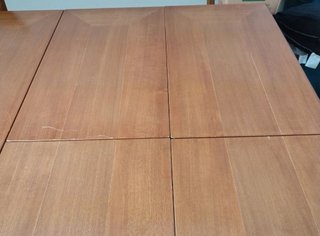 Tavolo pregiato estensibile in legno massello