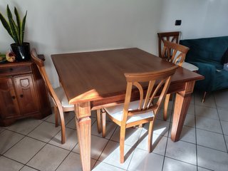 Tavolo pregiato estensibile in legno massello