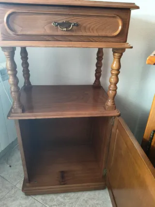 Mueble de madera con cajón y armario