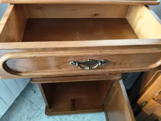 Mueble de madera con cajón y armario