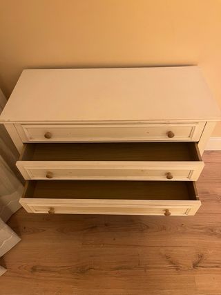 Cómoda de madera blanca