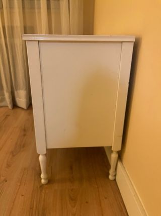 Cómoda de madera blanca