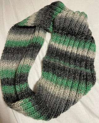 Bufanda tejida a mano rayas verde y gris