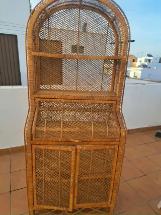 Mueble de mimbre con puertas y estantes chipiona.