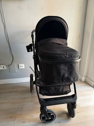 Carrito de bebé negro