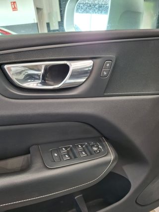 Volvo XC60 2.0 D4 R-Design Auto