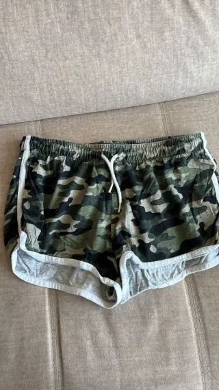 Pantalón corto deportivo militar