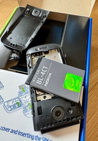 Nokia 2720 Fold - Caja y Accesorios Originales