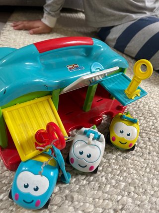 Garaje para bebés con coches y llaves