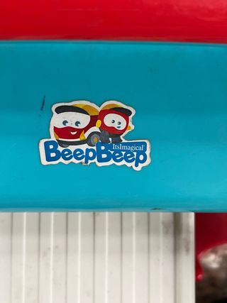 Garaje para bebés con coches y llaves