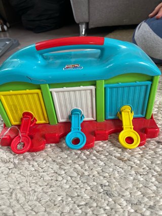 Garaje para bebés con coches y llaves