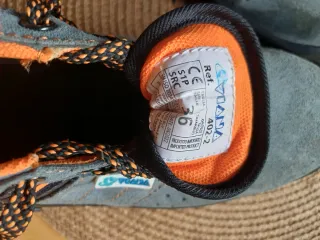 Zapatos de seguridad grises y naranjas