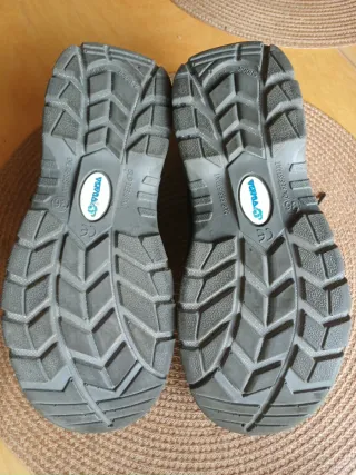 Zapatos de seguridad grises y naranjas