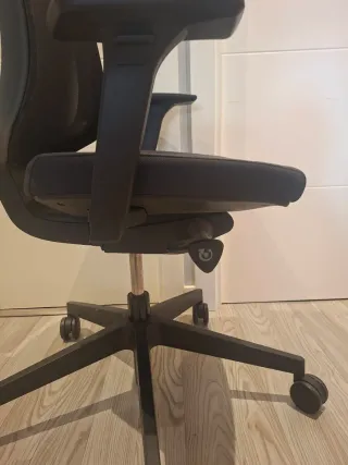 Silla de oficina ergonómica negra