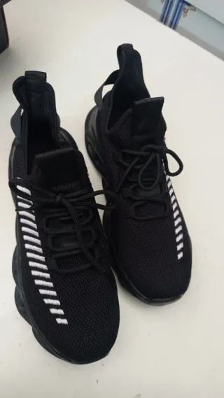 Deportivos negros con diseño