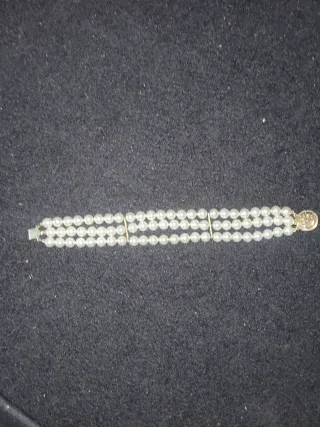 Pulsera de perlas dorada y blanca