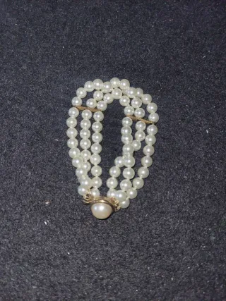 Pulsera de perlas dorada y blanca
