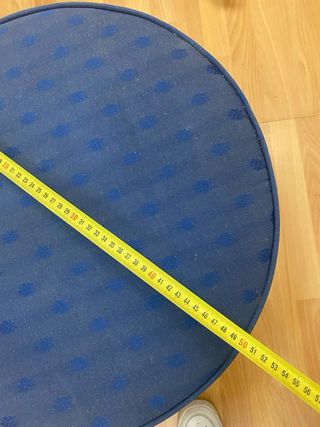 Puff azul de tela con patas de madera