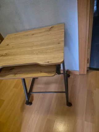 Mesa de ordenador de madera y metal