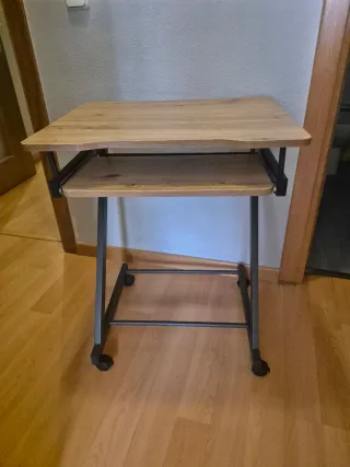 Mesa de ordenador de madera y metal