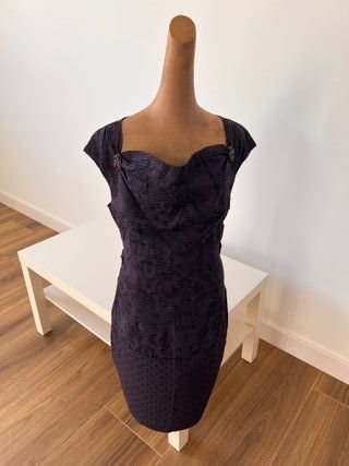 Vestido fiesta violeta oscuro con cinturón