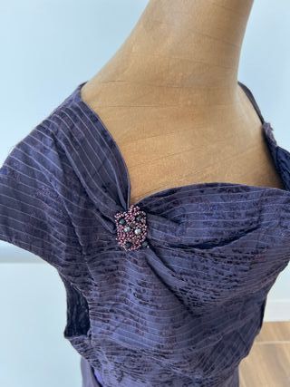 Vestido fiesta violeta oscuro con cinturón