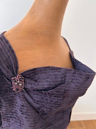 Vestido fiesta violeta oscuro con cinturón