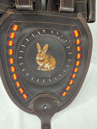 Mochila cuero zurrón bordado conejo