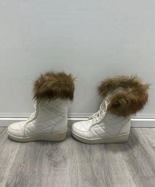 Botas blancas con pelo marrón