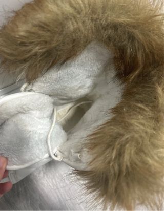 Botas blancas con pelo marrón