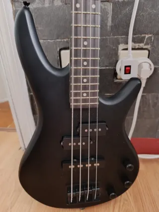 Bajo Ibanez Negro con funda