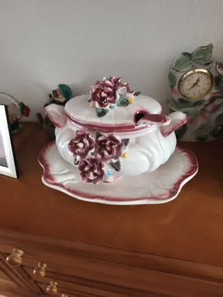 Sopera de porcelana con flores