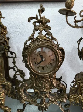 Reloj de Bronce Antiguo con Figura