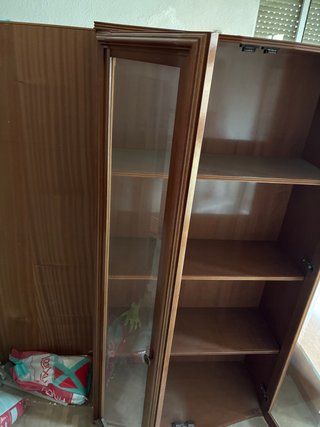 Vitrina de madera y cristal