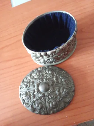 Antiguo joyero con relieve floral