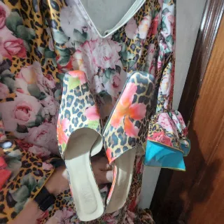 Traje de flamenca con volantes y zapatos